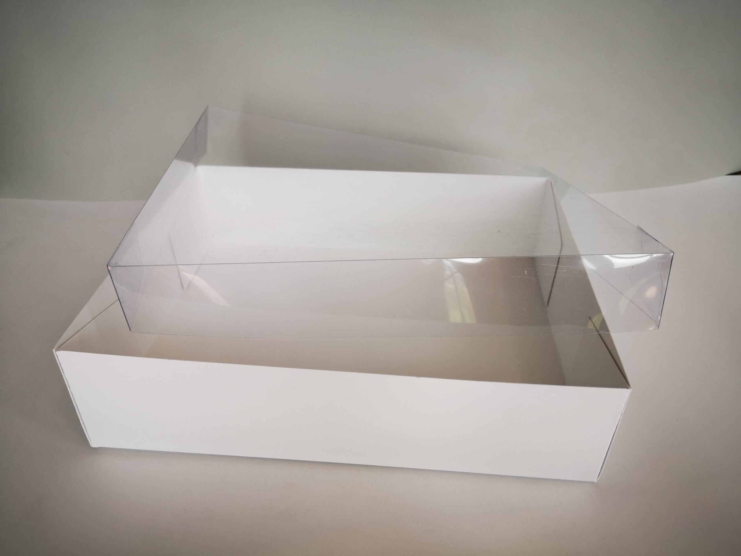 Caja carton blanco tapa transparente (30x20cms)